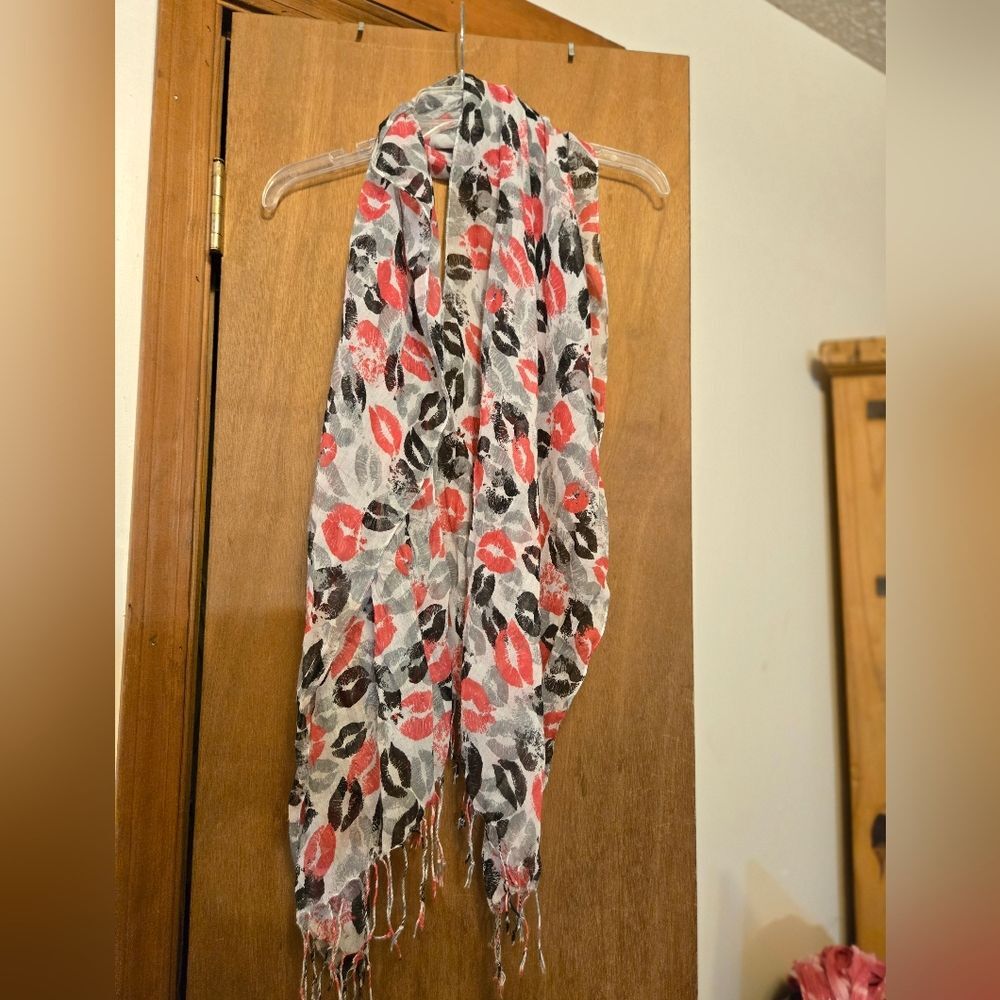 💰4 for $10💰 Stylish Lip Print Scarf - Pink, Black, and White